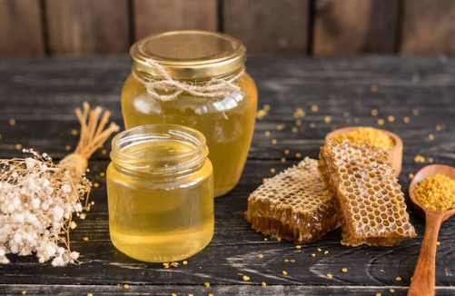 Does honey keep better in glass